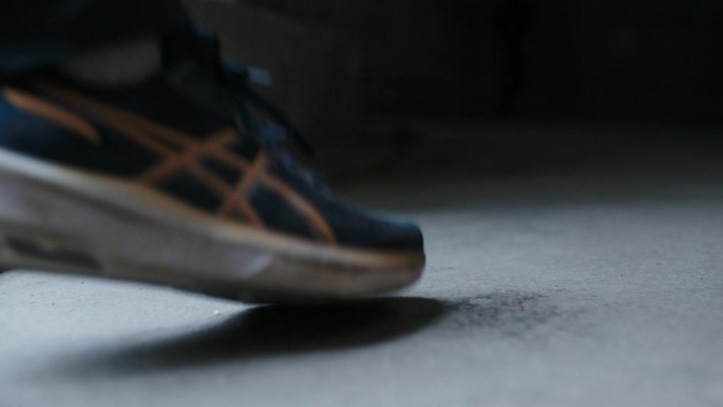 ASICS GT-1000 14 running shoe in Tracker S03E06 “Angel” (2025) (Image 1)