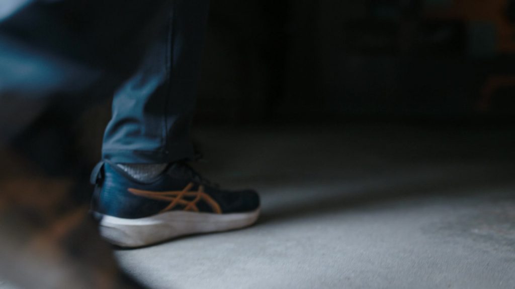 ASICS GT-1000 14 running shoe in Tracker S03E06 “Angel” (2025) (Image 3)