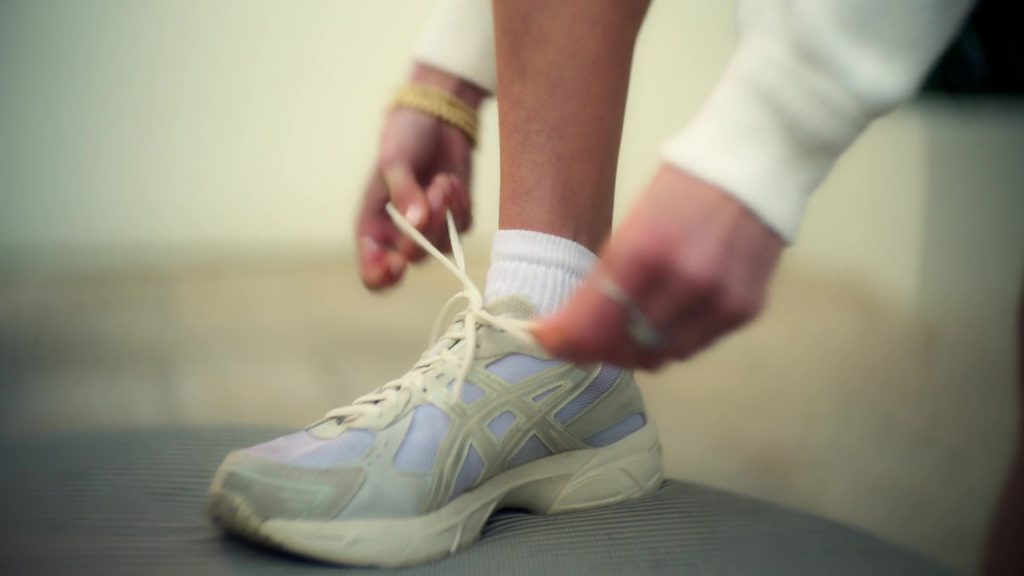 ASICS Gel-1130 sneakers in Calabasas Confidential S01E03 “Something To Take The Edge Off” (2026) (Image 1)