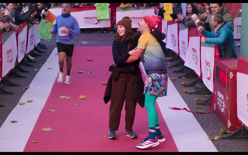 Adidas Adizero Boston 13 running shoes in The Four Seasons S02E08 “Maratona” (2026) (Image 1)