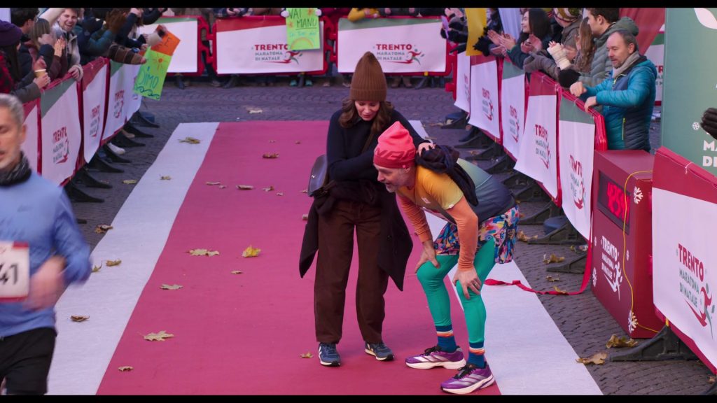 Adidas Adizero Boston 13 running shoes in The Four Seasons S02E08 “Maratona” (2026) (Image 3)