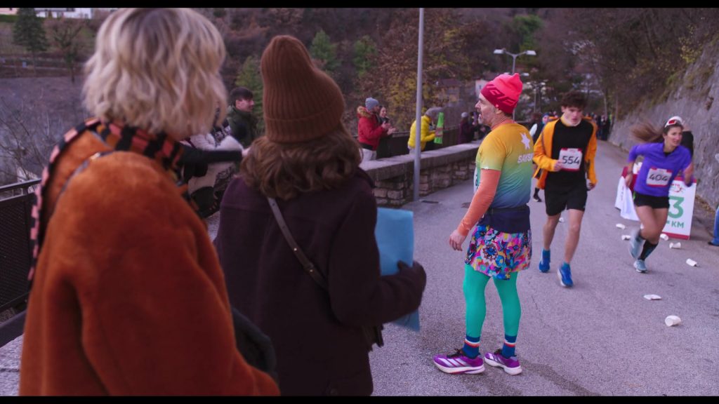 Adidas Adizero Boston 13 running shoes in The Four Seasons S02E08 “Maratona” (2026) (Image 4)