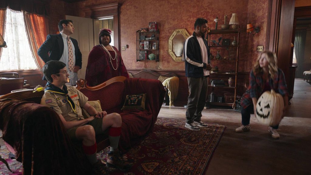 Adidas Sneakers in Ghosts S04E03 “Halloween 4 – The Witch” (2024) (Image 1)