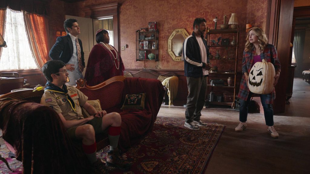 Adidas Sneakers in Ghosts S04E03 “Halloween 4 – The Witch” (2024) (Image 2)