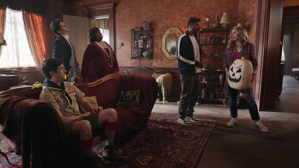 Adidas Sneakers in Ghosts S04E03 “Halloween 4 – The Witch” (2024) (Image 3)