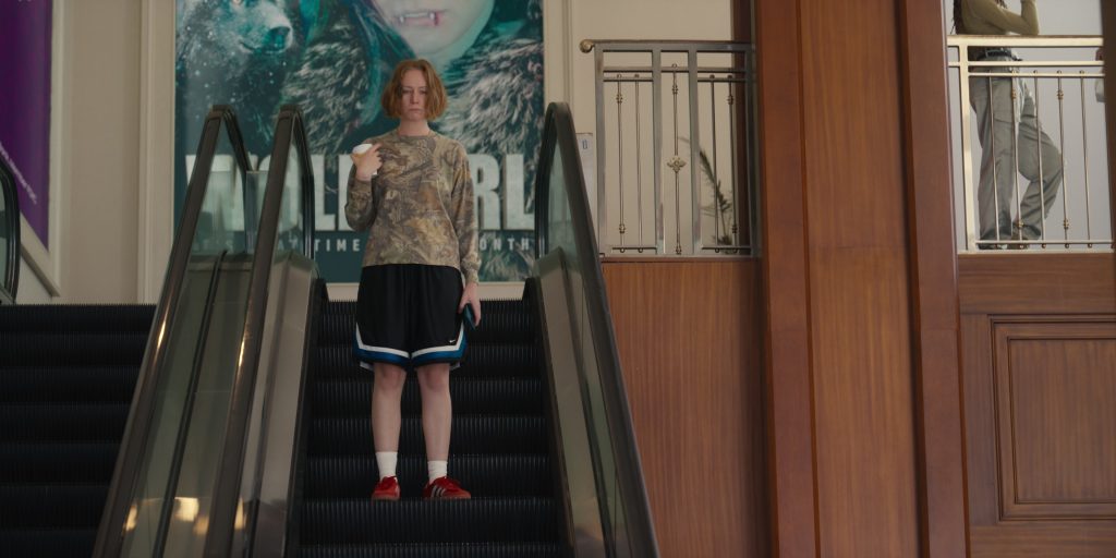 Adidas Sneakers in Hacks S04E02 “Cover Girls” (2025) (Image 10)