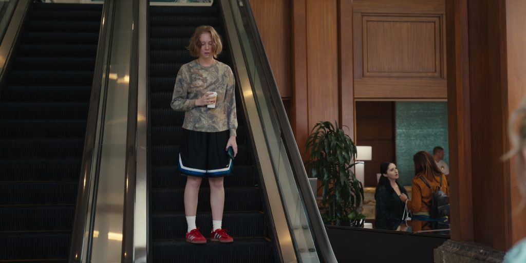 Adidas Sneakers in Hacks S04E02 “Cover Girls” (2025) (Image 11)