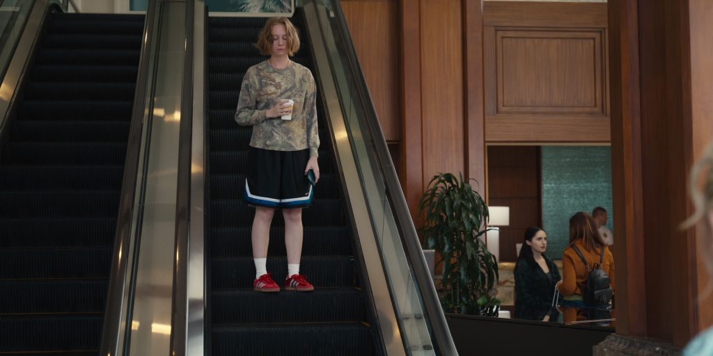 Adidas Sneakers in Hacks S04E02 “Cover Girls” (2025) (Image 2)