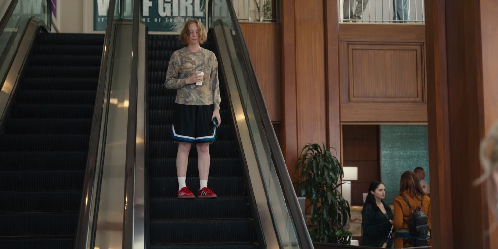 Adidas Sneakers in Hacks S04E02 “Cover Girls” (2025) (Image 3)