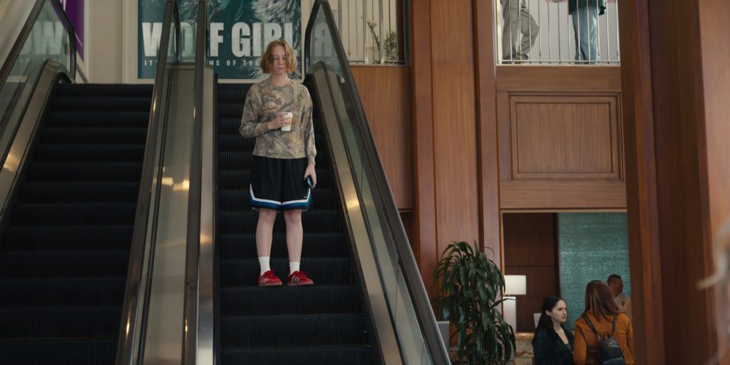 Adidas Sneakers in Hacks S04E02 “Cover Girls” (2025) (Image 4)
