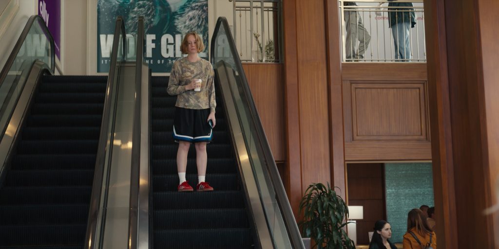 Adidas Sneakers in Hacks S04E02 “Cover Girls” (2025) (Image 5)