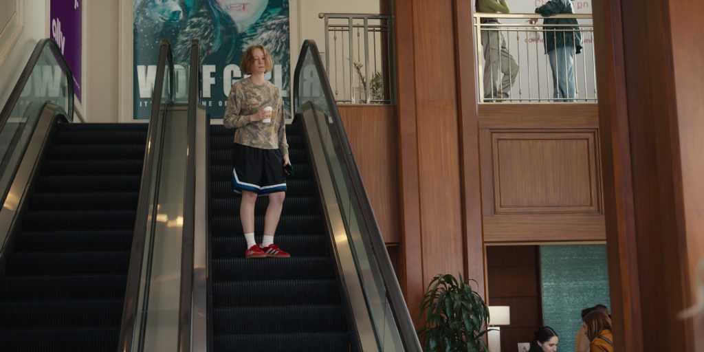 Adidas Sneakers in Hacks S04E02 “Cover Girls” (2025) (Image 6)