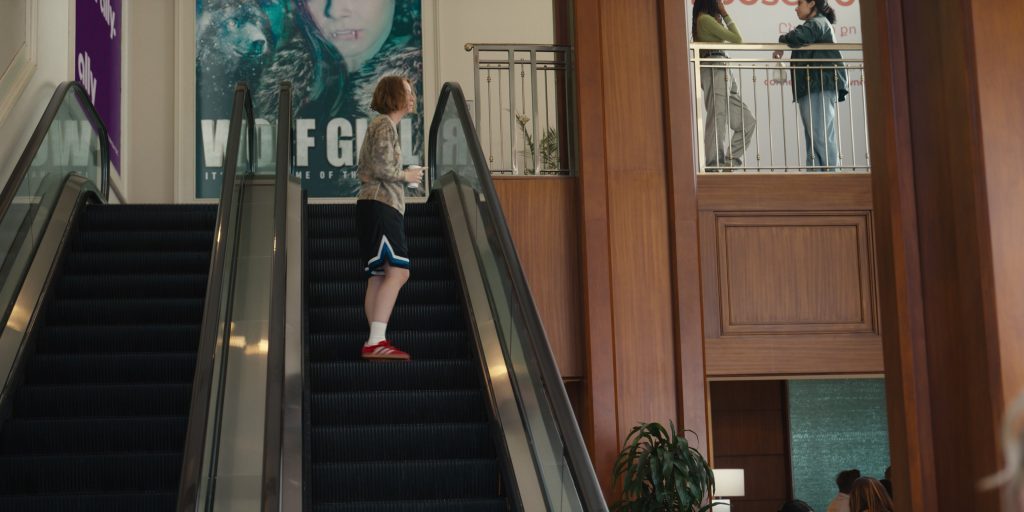 Adidas Sneakers in Hacks S04E02 “Cover Girls” (2025) (Image 7)