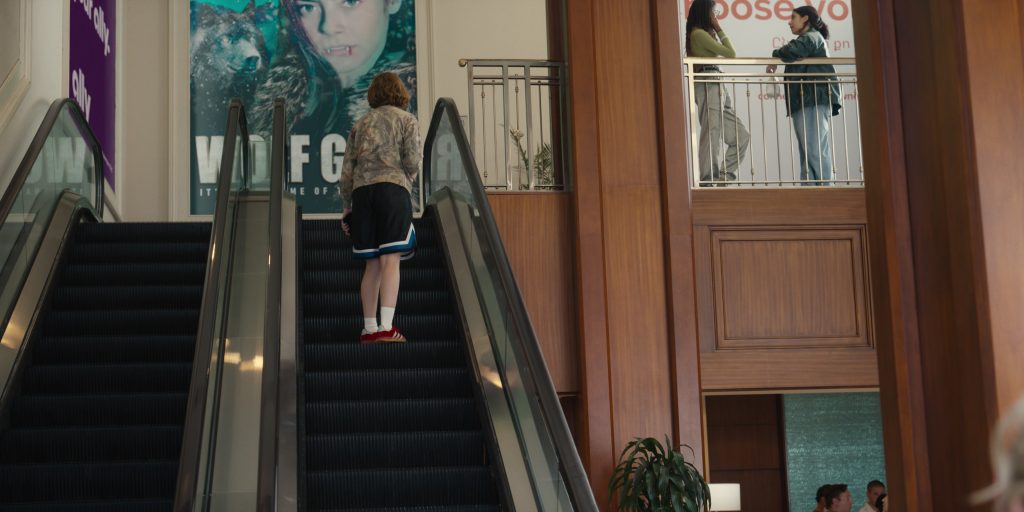 Adidas Sneakers in Hacks S04E02 “Cover Girls” (2025) (Image 8)