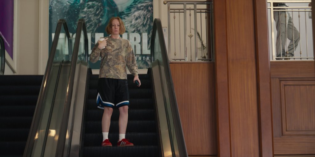Adidas Sneakers in Hacks S04E02 “Cover Girls” (2025) (Image 9)