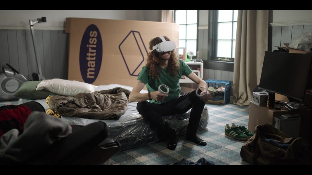 Adidas Sneakers in Laid S01E07 “Toby and Lindsey Are Here” (2024) (Image 3)