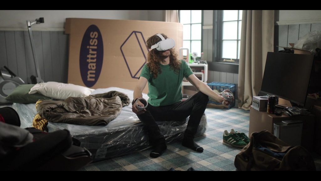 Adidas Sneakers in Laid S01E07 “Toby and Lindsey Are Here” (2024) (Image 5)