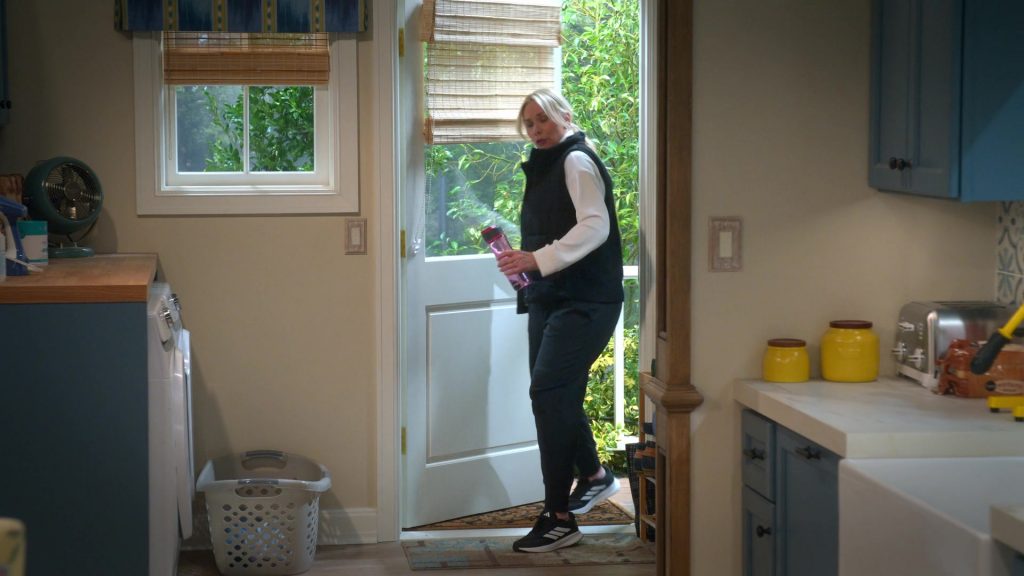 Adidas Sneakers in Leanne S01E07 “Please Be a Lizard” (2025) (Image 1)