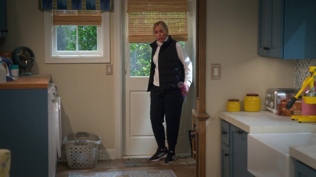 Adidas Sneakers in Leanne S01E07 “Please Be a Lizard” (2025) (Image 2)