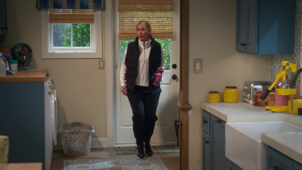 Adidas Sneakers in Leanne S01E07 “Please Be a Lizard” (2025) (Image 3)
