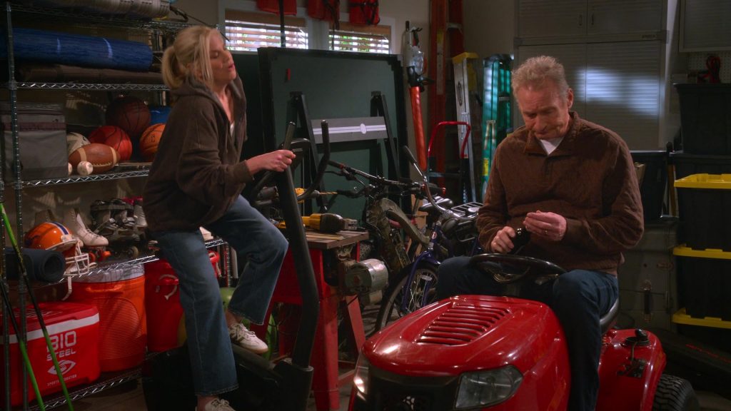 Adidas Sneakers in Leanne S01E07 “Please Be a Lizard” (2025) (Image 5)