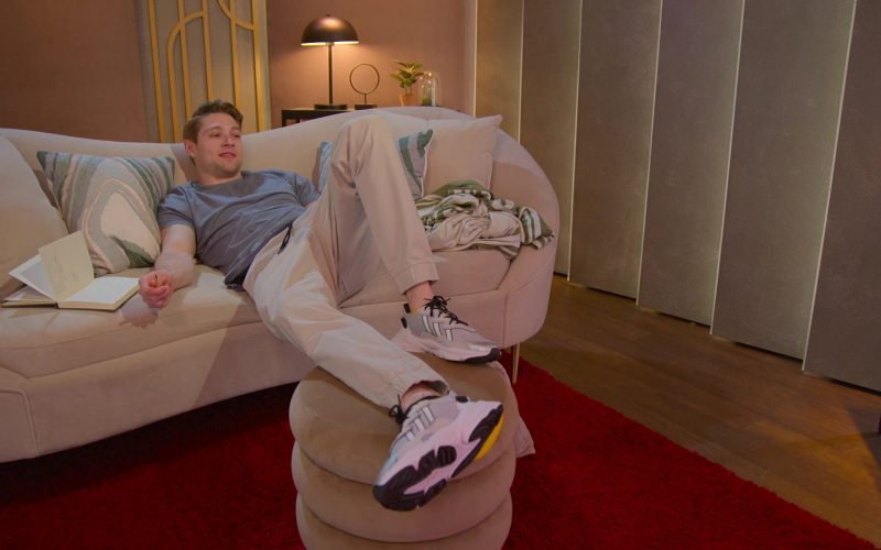 Adidas Sneakers in Love Is Blind S08E04 “So Your Girlfriend Has a Boyfriend” (2025) (Image 1)
