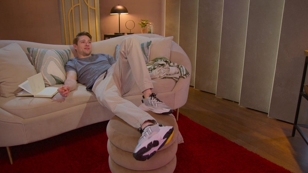 Adidas Sneakers in Love Is Blind S08E04 “So Your Girlfriend Has a Boyfriend” (2025) (Image 2)