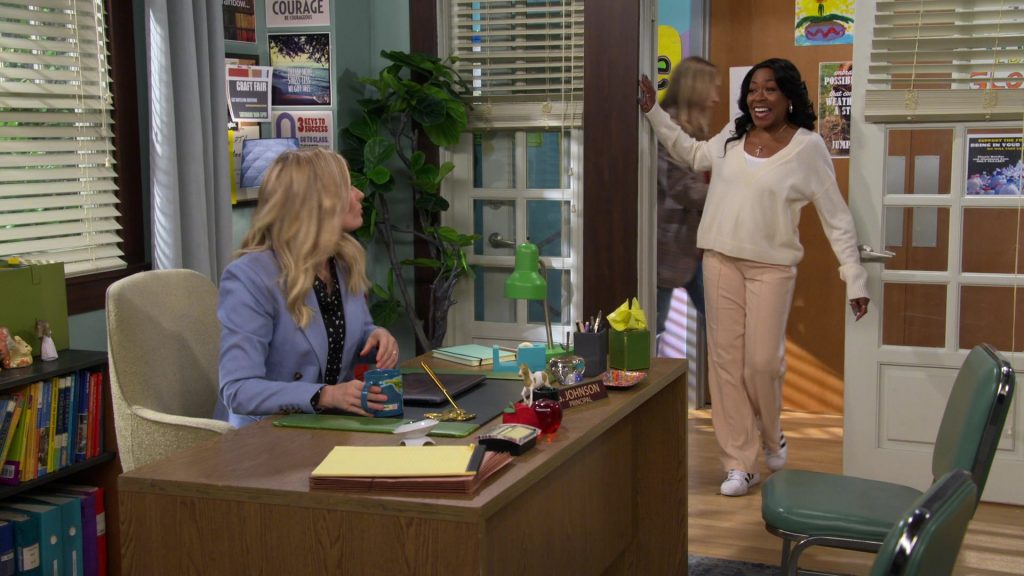 Adidas Sneakers in The Neighborhood S07E08 “Bienvenidos a Nosotros” (2024) (Image 2)
