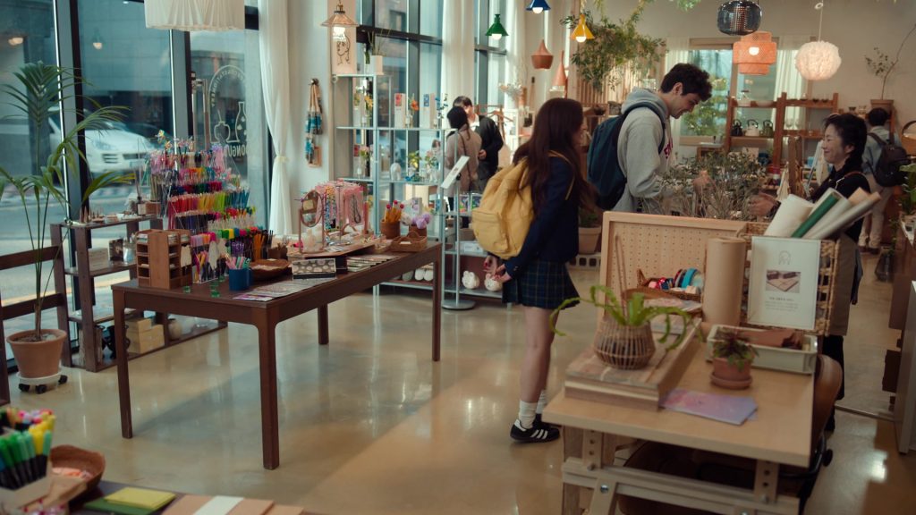 Adidas Sneakers in XO Kitty S02E06 “Kiss and Make Up” (2025) (Image 2)