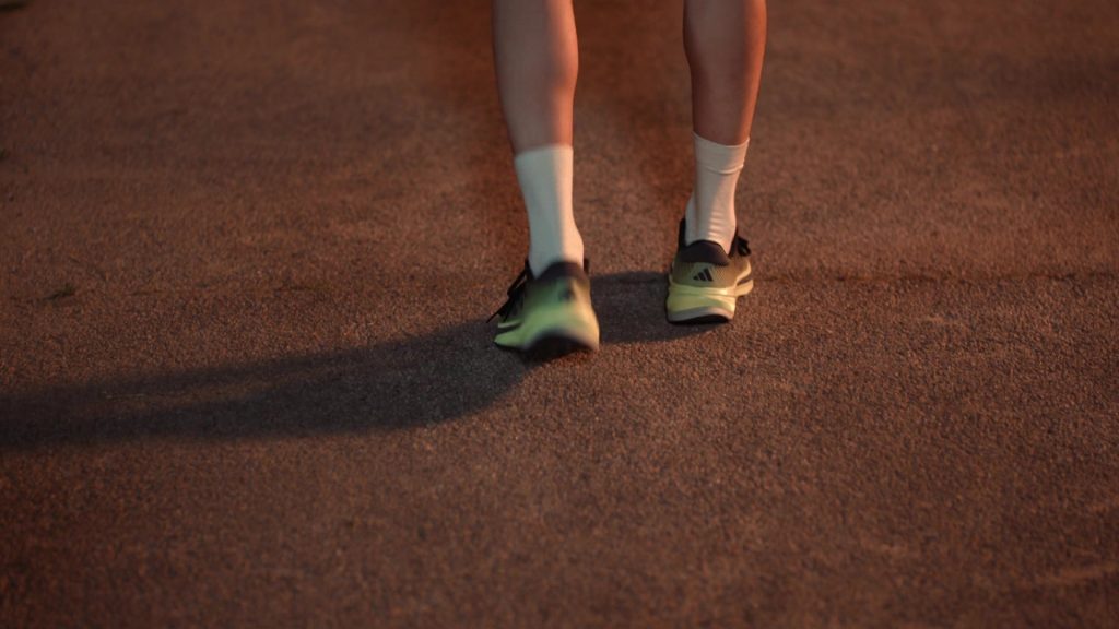 Adidas Sneakers in XO Kitty S02E06 “Kiss and Make Up” (2025) (Image 3)