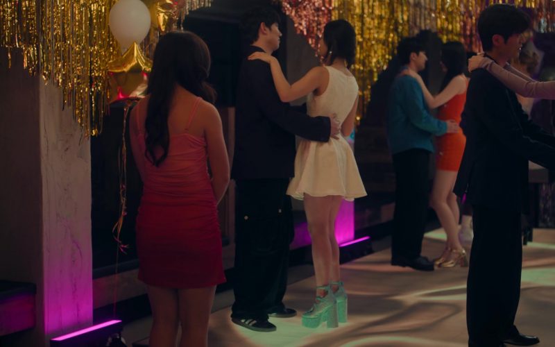 Adidas Sneakers in XO Kitty S03E08 “Wish List” (2026) (Image 1)