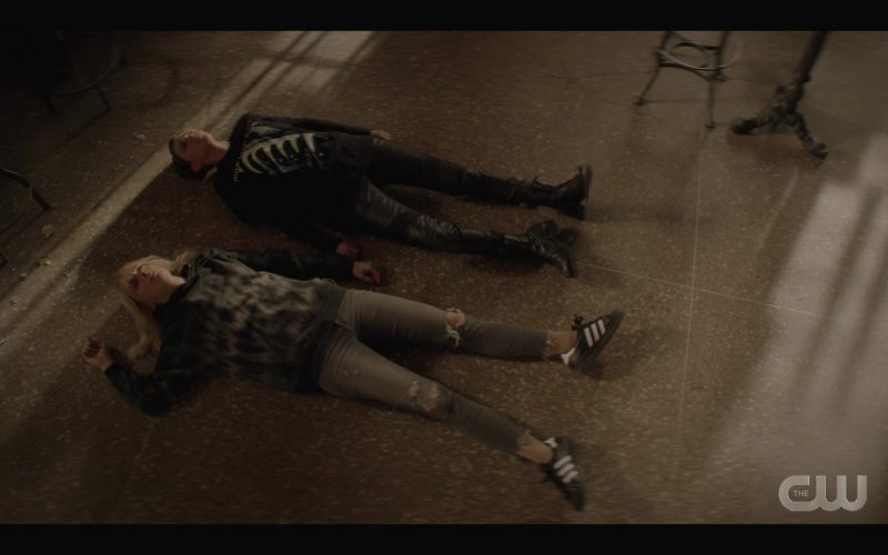 Adidas Women's Black Sneakers in Batwoman S01E16 “Through the Looking-Glass” (2020) (Image 1)