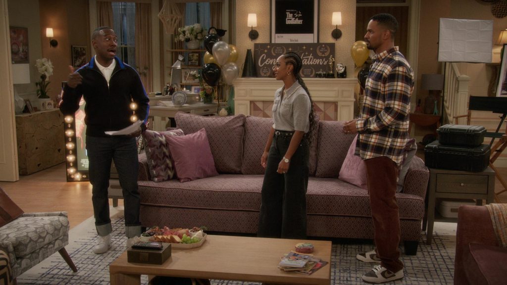 Apple iMac and Nike Sneakers in Poppa's House S01E10 “Elevator Friend” (2025) (Image 39)