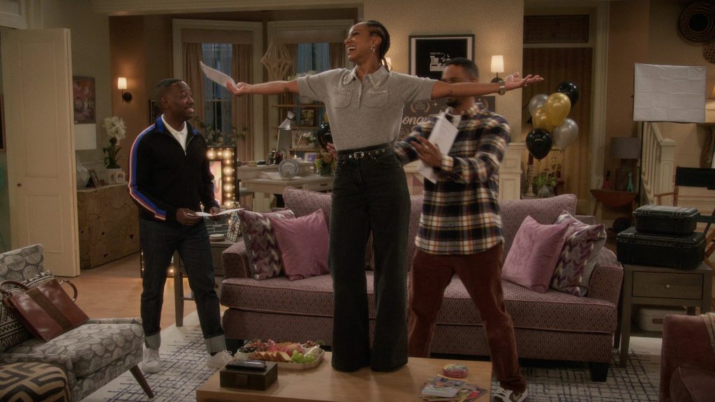 Apple iMac and Nike Sneakers in Poppa's House S01E10 “Elevator Friend” (2025) (Image 50)