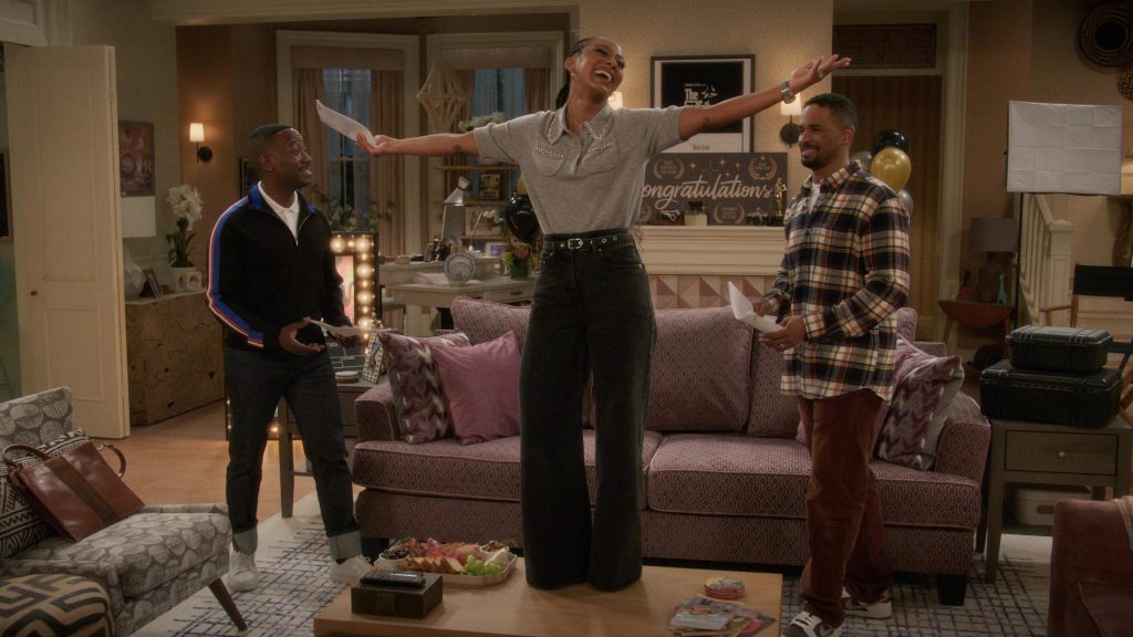 Apple iMac and Nike Sneakers in Poppa's House S01E10 “Elevator Friend” (2025) (Image 51)