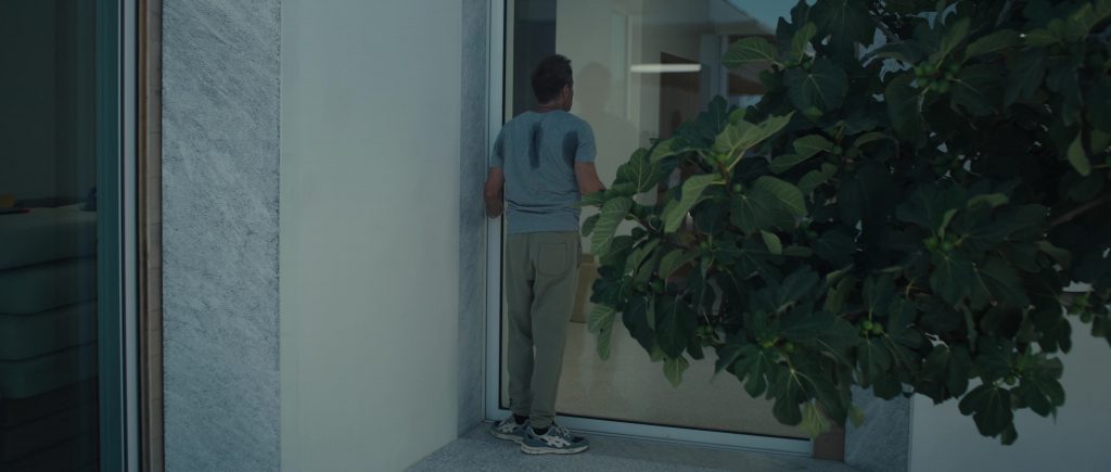 Asics GEL-NYC sneaker in Malice S01E06 (2025) (Image 1)