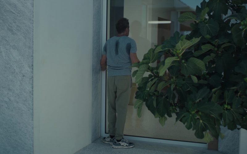 Asics GEL-NYC sneaker in Malice S01E06 (2025) (Image 1)