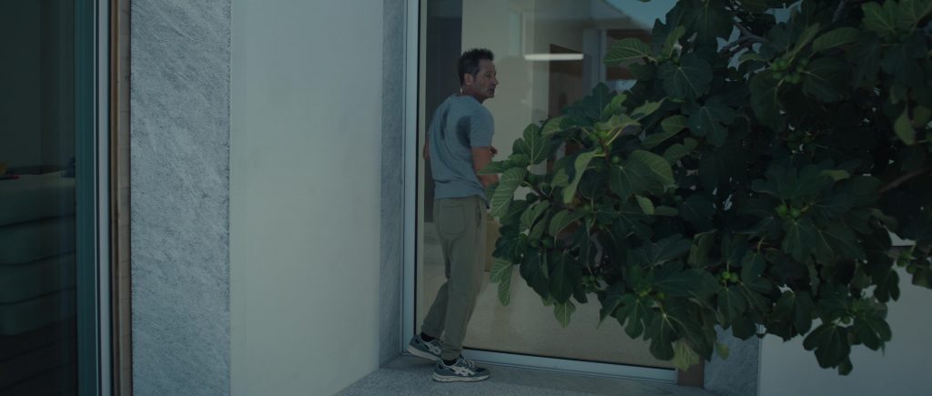 Asics GEL-NYC sneaker in Malice S01E06 (2025) (Image 3)