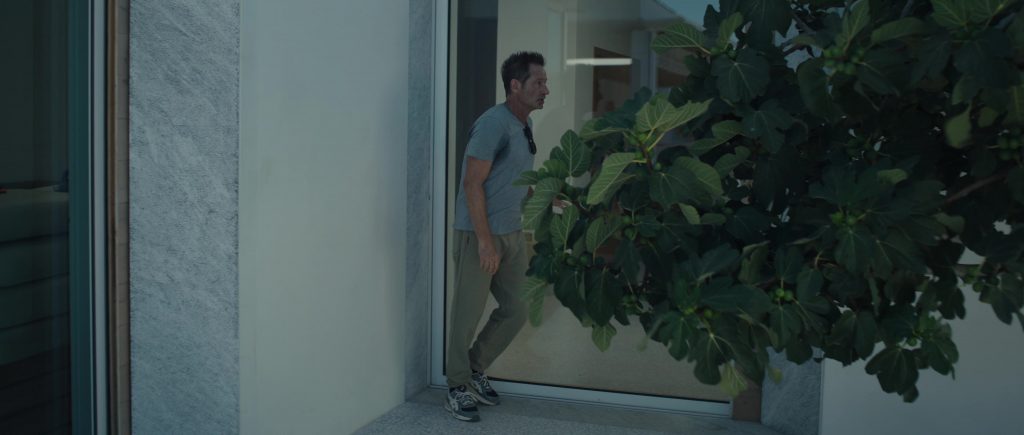 Asics GEL-NYC sneaker in Malice S01E06 (2025) (Image 5)