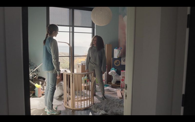 Asics Ladies Shoes of Actress Margaret Qualley as Alex in Maid S01E06 “M” (2021) (Image 1)