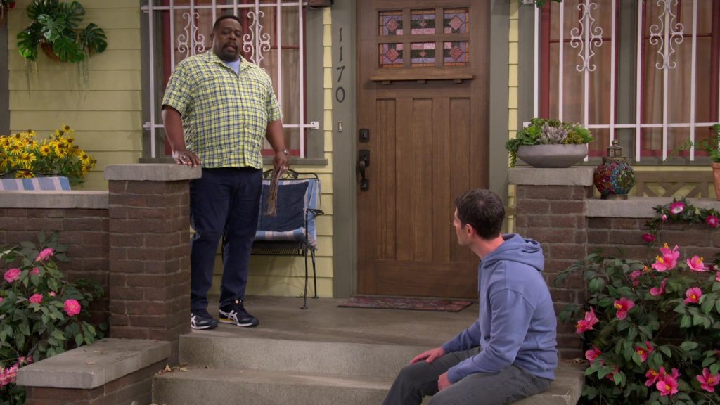 Asics Men's Shoes of Cedric the Entertainer as Calvin in The Neighborhood S03E16 “Welcome to the Test Run” (2021) (Image 2)
