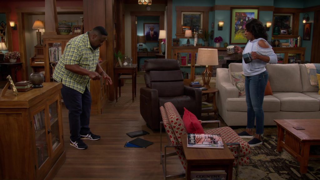 Asics Men's Shoes of Cedric the Entertainer as Calvin in The Neighborhood S03E16 “Welcome to the Test Run” (2021) (Image 3)
