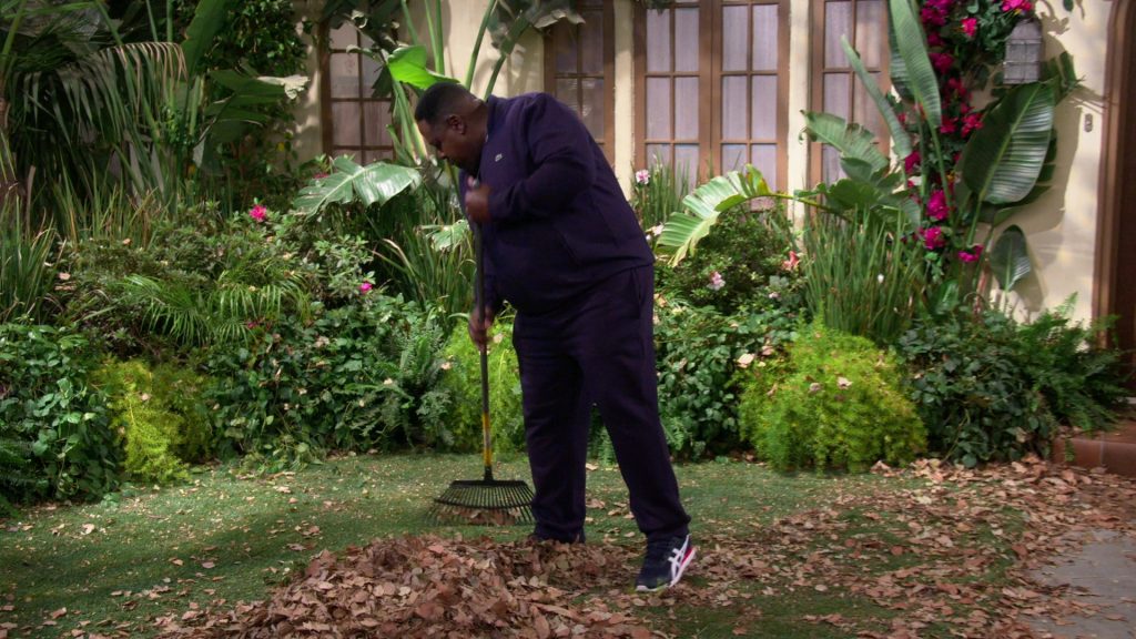 Asics Tiger Runner Men's Trainers of Cedric the Entertainer as Calvin Butler in The Neighborhood S03E08 “Welcome to the Property” (2021) (Image 1)
