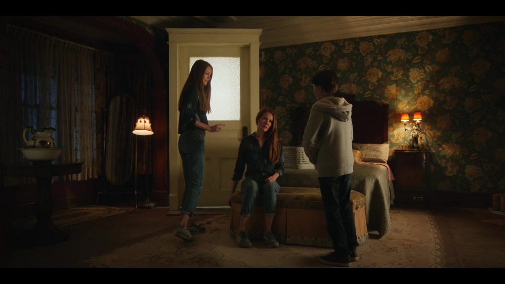 Asics Women's Sneakers of Darby Stanchfield as Nina Locke in Locke & Key S02E10 “Cliffhanger” (2021) (Image 1)