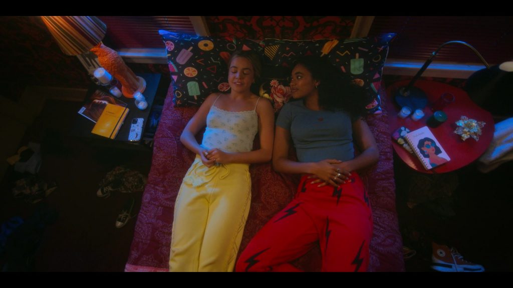 Aviator Nation Pants and Converse Shoes in Pretty Little Liars - Original Sin S02E05 “Chapter Fifteen - Friday the 13th” (2024) (Image 1)