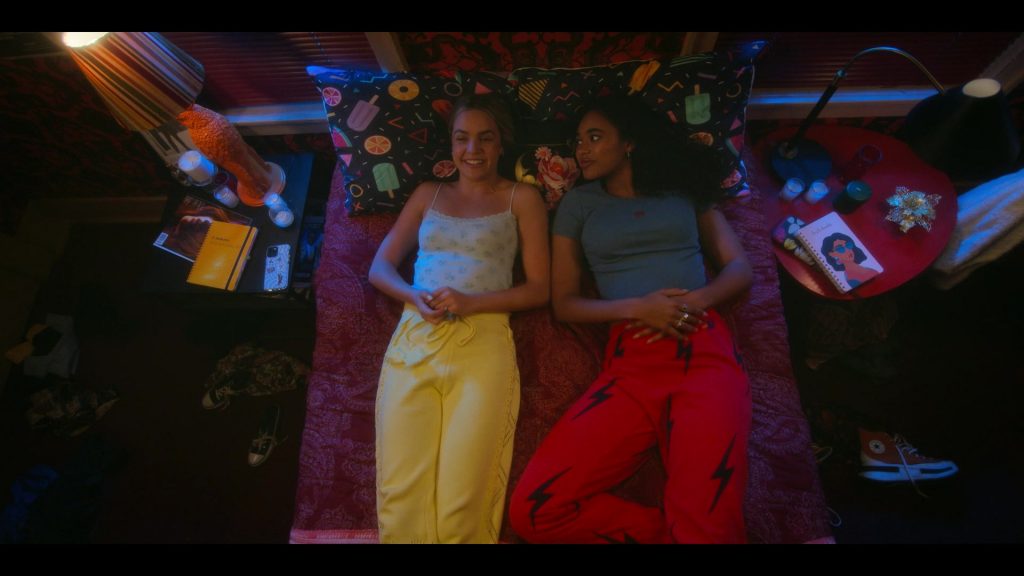 Aviator Nation Pants and Converse Shoes in Pretty Little Liars - Original Sin S02E05 “Chapter Fifteen - Friday the 13th” (2024) (Image 2)