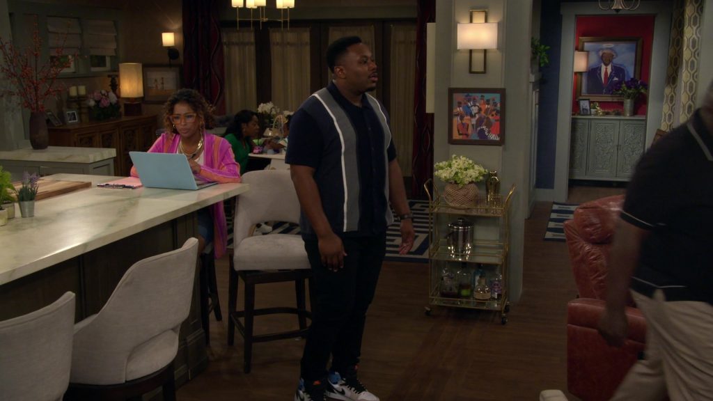 Blanton's, Bulleit, Siempre Tequila, Nike Shoes in The Neighborhood S08E02 “Welcome to the Downsizing” (2025) (Image 1)