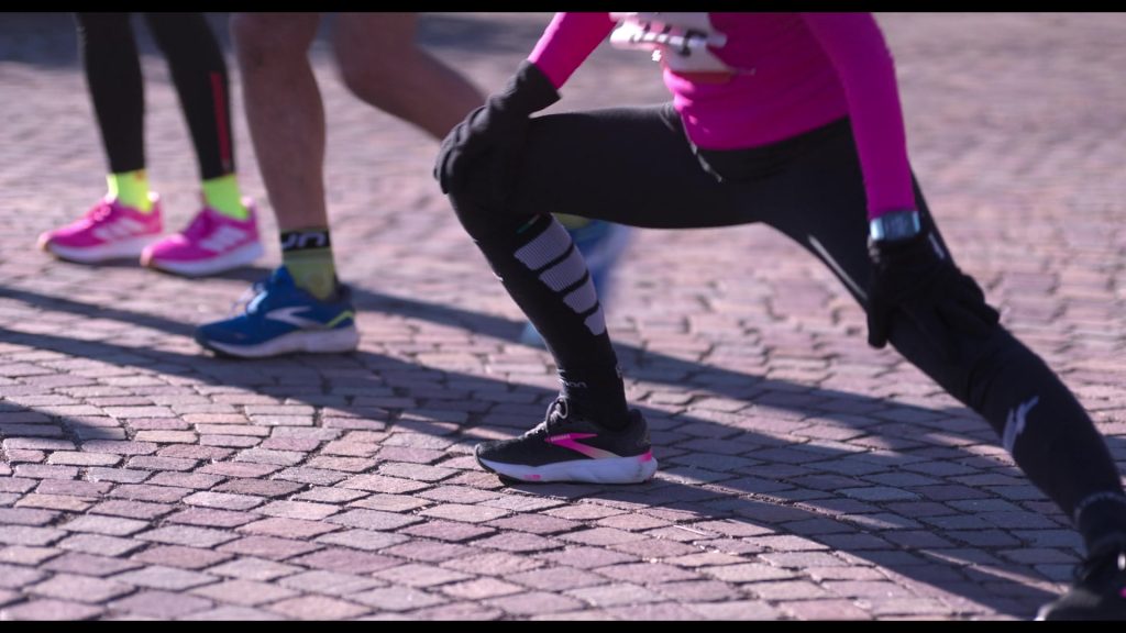 Brooks Ghost 16 women's running shoes in The Four Seasons S02E08 “Maratona” (2026) (Image 1)