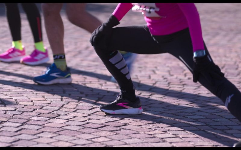 Brooks Ghost 16 women's running shoes in The Four Seasons S02E08 “Maratona” (2026) (Image 1)