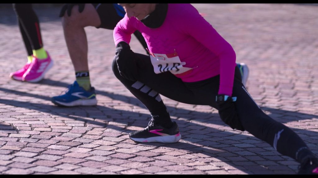 Brooks Ghost 16 women's running shoes in The Four Seasons S02E08 “Maratona” (2026) (Image 2)